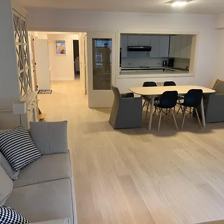 Panoramic Beachfront Bliss דירה