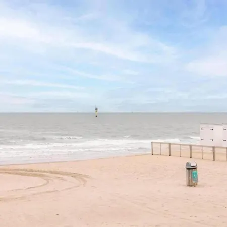 Panoramic Beachfront Bliss アパート